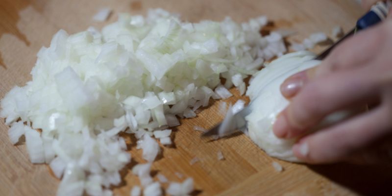 Chọn hành tươi cũng làm giảm sự cay mắt khi thái hành!