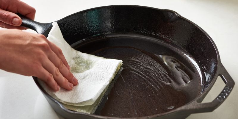 Tôi chảo bằng bếp hoặc lò nướng để kéo dài tuổi thọ chảo gang!
